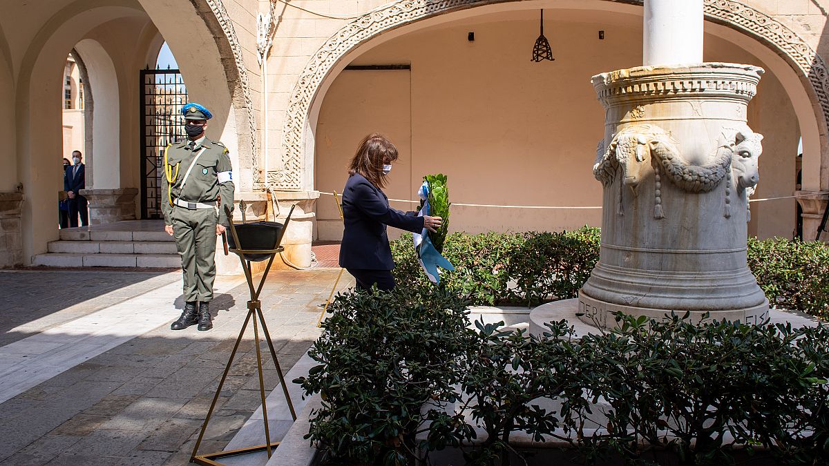 Η Πρόεδρος της Δημοκρατίας καταθέτει στεφάνι στο βωμό της πατρίδας στη Ρόδο
