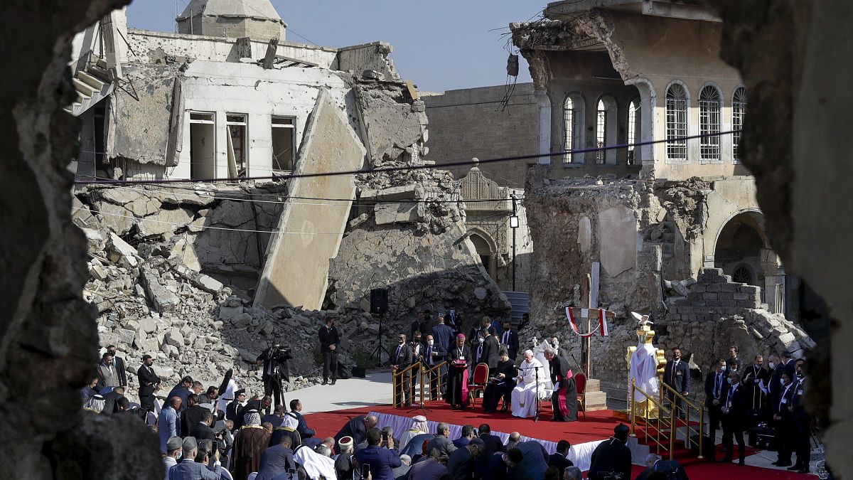 El papa rezando en Mosul, entre las ruinas del terrorismo y la guerra