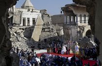 El papa rezando en Mosul, entre las ruinas del terrorismo y la guerra