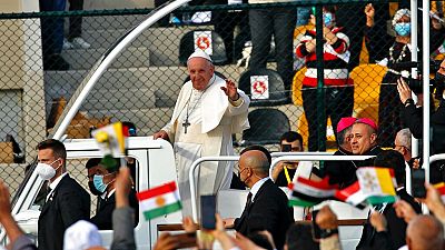 Il Papa in preghiera fra le macerie: "Porto nel cuore l'Iraq"
