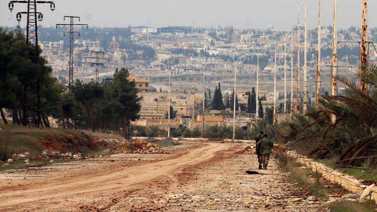 قوات الهندسة السورية تبحث عن ألغام على الطريق السريع M5، الذي استعادته قوات الرئيس الأسد