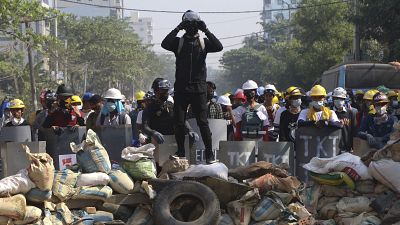Des manifestants sur des barricades à Rangoun, le 07 mars.