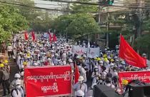 Μιανμάρ: Διαδηλωτές βγήκαν ξανά στους δρόμους, παρά τις νυχτερινές εφόδους των δυνάμεων ασφαλείας