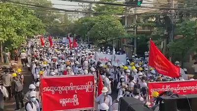 Μιανμάρ: Διαδηλωτές βγήκαν ξανά στους δρόμους, παρά τις νυχτερινές εφόδους των δυνάμεων ασφαλείας