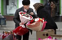 Женщины требуют равных с мужчинами прав во всех сферах жизни 