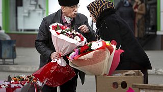 Ρωσία: Άντρας δίνει λουλούδια στη γυναίκα του
