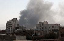 Imágenes de los instantes posteriores a un bombardeo saudí contra una base del Ejército en Saná, capital del Yemen.