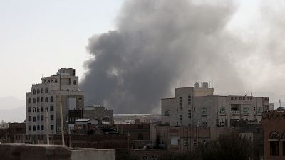 Les raids aériens ont provoqué d'énormes explosions à Sanaa au Yémen dimanche 7 mars 2021.