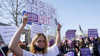 مظاهرة نسوية عشية يوم المرأة في ساحة الجمهورية في باريس.