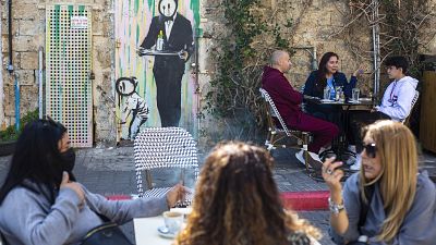 Das hat es lange nicht gegeben: KundInnen in einem Restaurant in Tel Aviv
