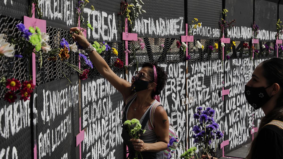 Mural en homenaje a las víctimas de feminicidios en México
