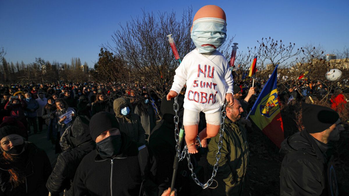 Vakcinaellenes tüntetők Romániában, "Nem akarok kísérleti egér elnni" üzenettel.