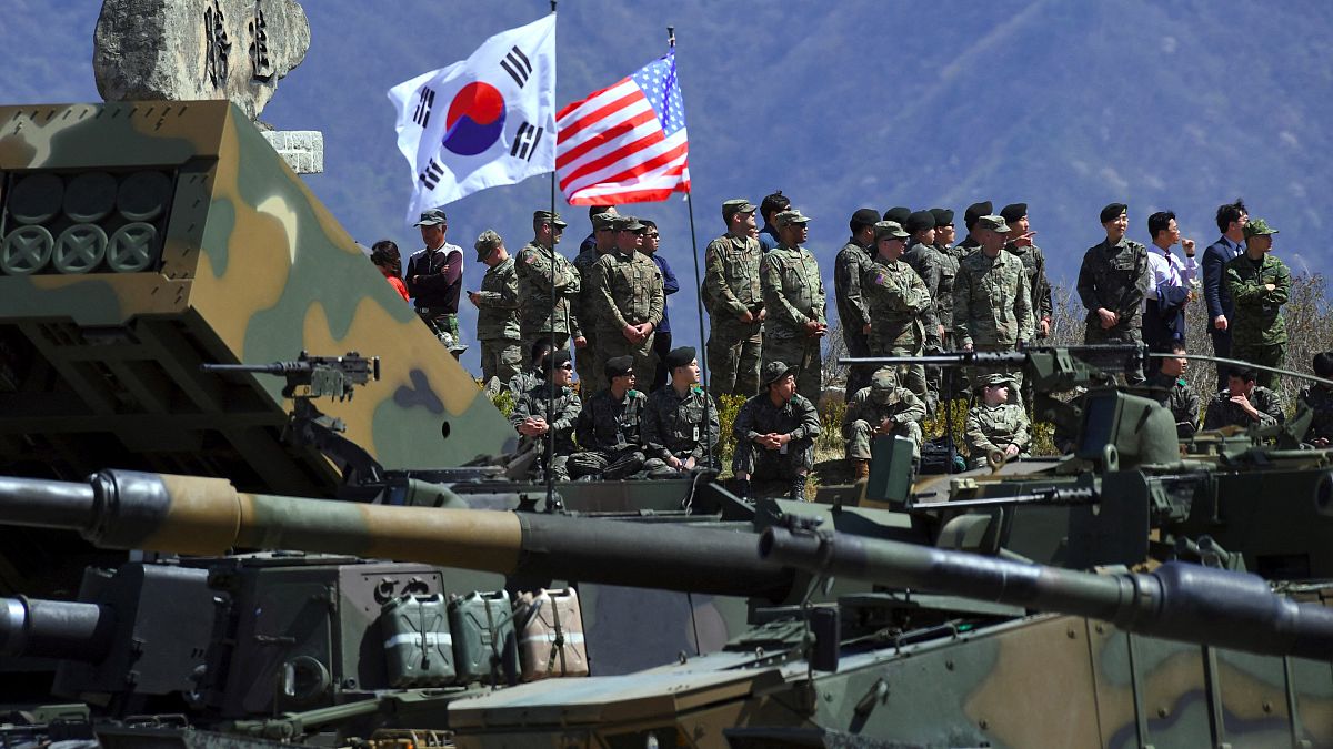 جنود كوريون جنوبيون وأمريكيون خلال مناورة مشتركة بالذخيرة الحية بين كوريا الجنوبية والولايات المتحدة في شمال شرق سيول.