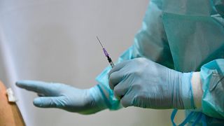 Egészségügyi dolgozó az AstraZeneca vakcinájával a berlini Tempelhof repülőtéren