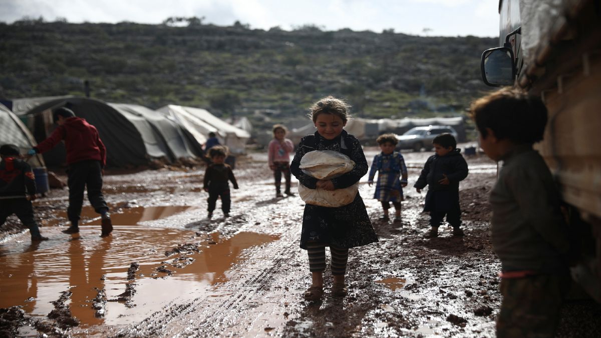 أطفال سوريون داخل أحد مخيمات النزوح في محافظة إدلب شمالي البلاد