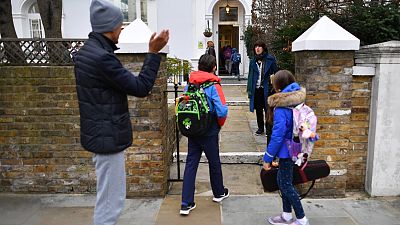 مدرسة ساوث بانك الدولية في لندن تعيد فتح أبوابها بعد تخفيف إغلاق فيروس كورونا.