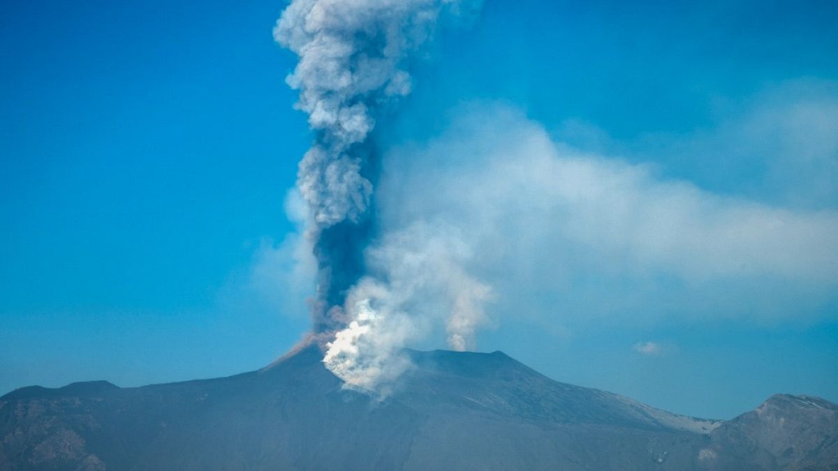 Cinza do vulcão Etna cobre comuna de Giarre com manto negro