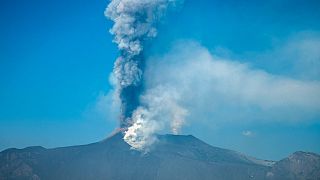 Cinza do vulcão Etna cobre comuna de Giarre com manto negro