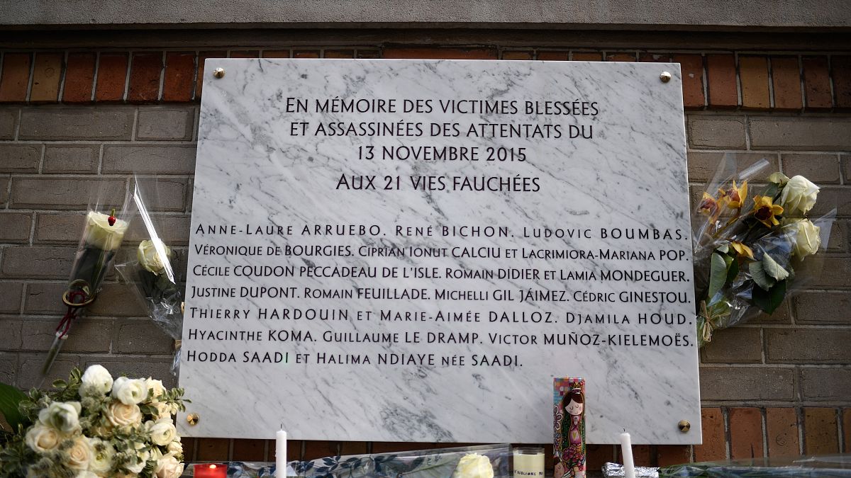 Une plaque commémorative des attentats du 13 novembre 2015 devant le café "La belle équipe" à Paris