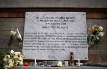 Une plaque commémorative des attentats du 13 novembre 2015 devant le café "La belle équipe" à Paris