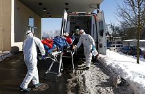 Mentősök szállítanak kórházba egy beteget Csehországban