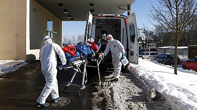 Mentősök szállítanak kórházba egy beteget Csehországban
