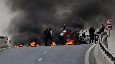 متظاهرون لبنانيون يغلقون الطريق الرئيسي بالقرب من محلة جل الديب شمال العاصمة بيروت