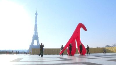 Clitóris gigante na praça do Trocadero, na capital de França