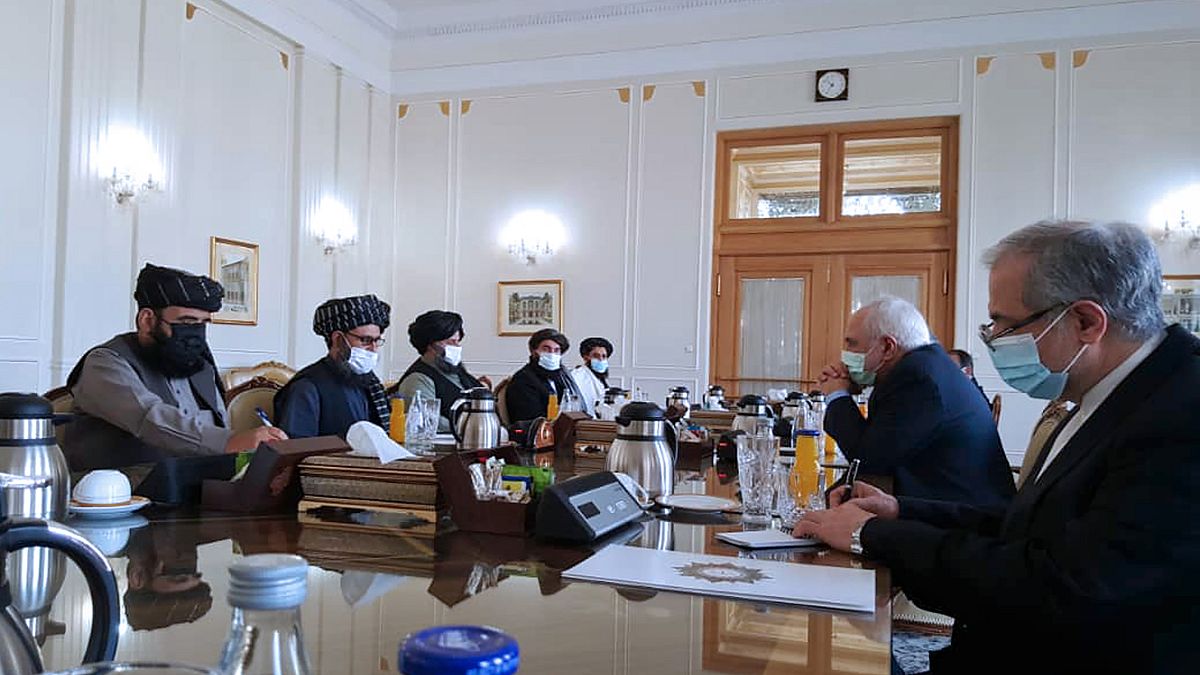 وزير الخارجية الإيراني محمد جواد ظريف، وفريق سياسي من طالبان، في طهران، إيران. 