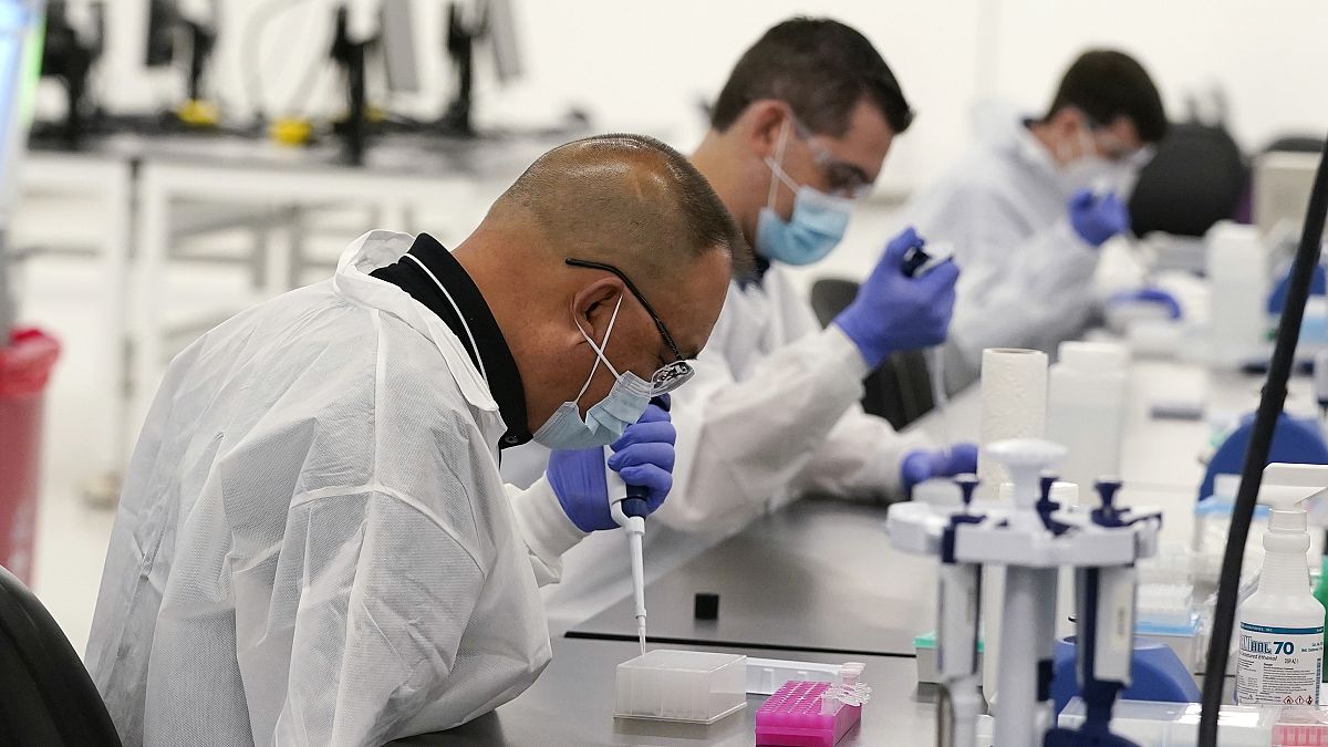 مخبريون يجرون اختبارات تتعلق بكوفيد-19 في فالنسيا،كاليفورنيا.