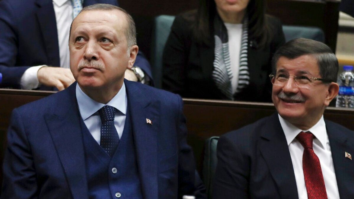 2018'den bir kare, Türkiye Cumhurbaşkanı Recep Tayyip Erdoğan (solda), eski Başbakan Ahmet Davutoğlu (sağda)