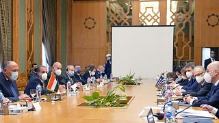Οι διευρυμένες συνομιλίες των αντιπροσωπειών Ελλάδας & Αιγύπτου στο Κάιρο