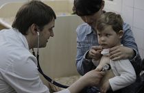 El pediatra Fedir Lapii examina a un niño antes de administrarle una vacuna en Kiev, Ucrania. 23 de abril de 2013
