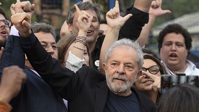 Ex-Presidente brasileiro Luiz Inácio 'Lula' da Silva com apoiantes 