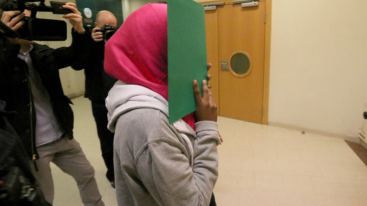 امرأة سويدية تبلغ من العمر 17 عامًا، يشتبه بانخراطها مع تنظيم الدولة الإسلامية تبدء  محاكمتها في المحكمة الرئيسية في فيينا، النمسا.