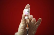 Una fiala del vaccino AstraZeneca in un centro di vaccinazione romano