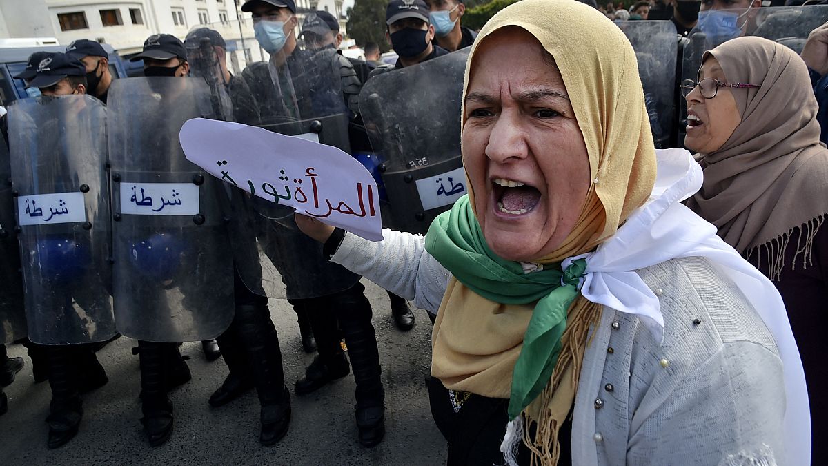 جزائريات تتظاهرن للمطالبة بحقوقهن بمناسبة عيد المرأة العالمي في العاصمة الجزائر في 8 مارس 2021.