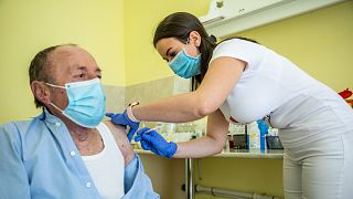 Somogyi Nóra ápoló beolt egy idős férfit a Pfizer-BioNtech koronavírus elleni vakcinájának első adagjával a Békés Megyei Központi Kórház Dr. Réthy Pál Tagkórházában