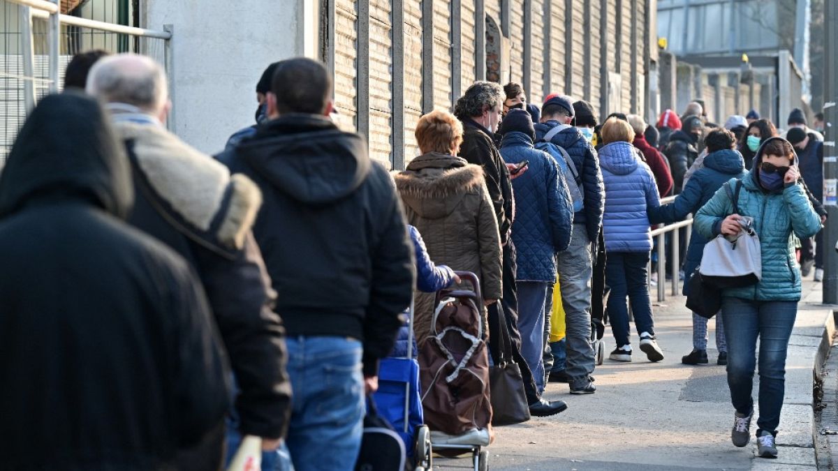 La lunga fila fuori da un punto di distribuzione di Pane Quotidiano a Milano