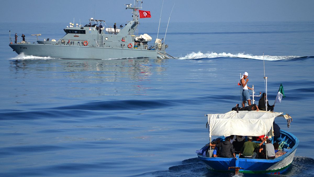 انقاذ قارب يقل مهاجرين في البحر المتوسط- أرشيف
