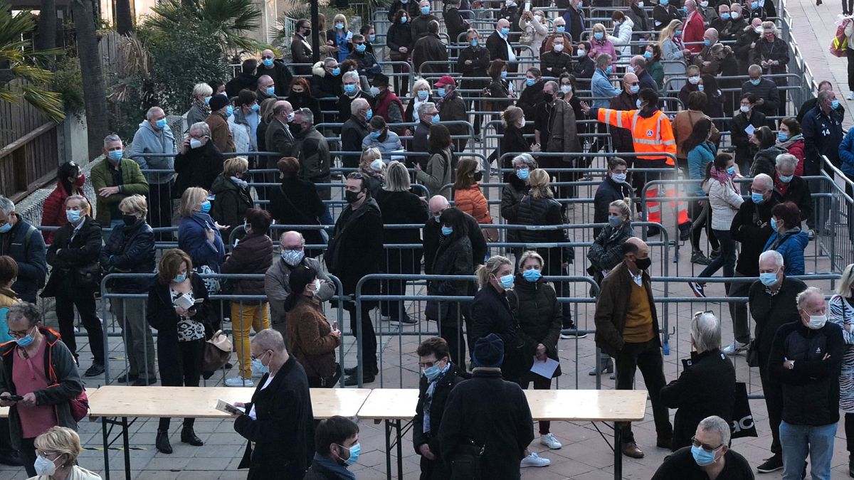 Des habitants de Nice, dans le sud de la France, faisant la queue dans un centre de vaccination, le 6 mars 2021