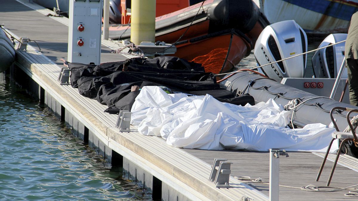 جثامين لمهاجرين لقوا حتفهم في ميناء صفاقس وسط تونس 3 ديسمبر / كانون الأول.