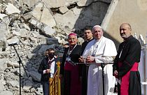 Ferenc pápa az iraki Moszulban lebombázott, lerombolt keresztény templomok tövében imádkozott 