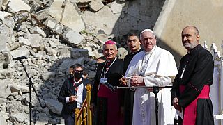 Ferenc pápa az iraki Moszulban lebombázott, lerombolt keresztény templomok tövében imádkozott