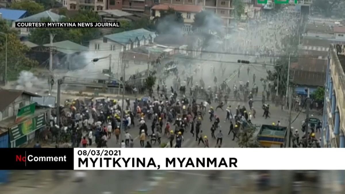 Des manifestants chargent la police avant de reculer, à Myitkyina, dans le nord de la Birmanie