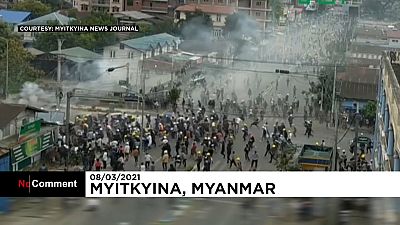 Des manifestants chargent la police avant de reculer, à Myitkyina, dans le nord de la Birmanie