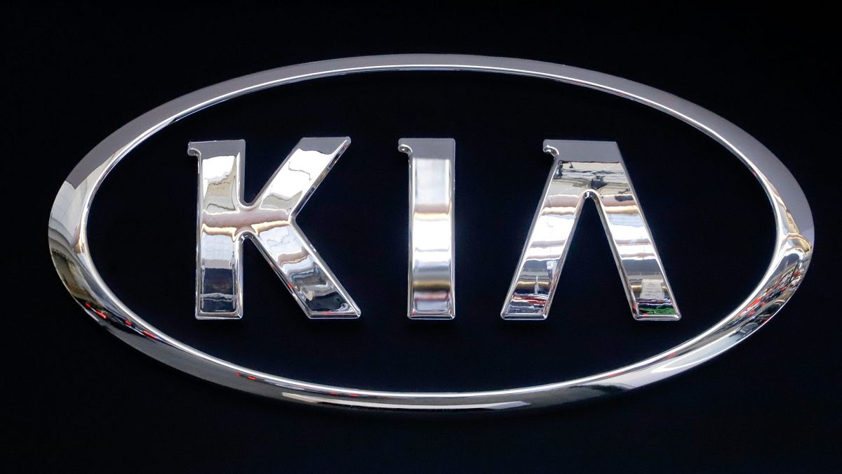  يتم عرض شعار KIA على لافتة في معرض بيتسبرغ الدولي للسيارات 2019 في بيتسبرغ، ولاية بنسيلفانيا، الولايات المتحدة، 14 فبراير 2019