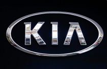  يتم عرض شعار KIA على لافتة في معرض بيتسبرغ الدولي للسيارات 2019 في بيتسبرغ، ولاية بنسيلفانيا، الولايات المتحدة، 14 فبراير 2019
