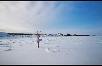 La ballerina Bagautdinova danza nella baia di Batareinay, nel Golfo di Finlandia