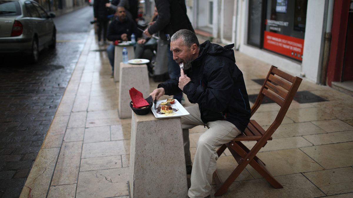 أشخاص يتناولون الغداء خارج مطعم بيتزا في مارينيان ، جنوب فرنسا ، يوم الاثنين 1 فبراير 2021